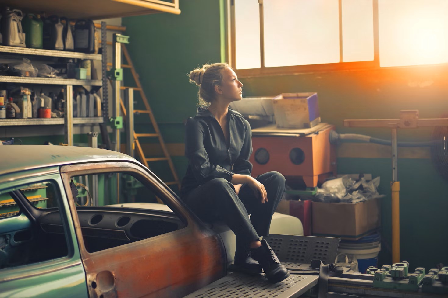 Mechanik provádí pravidelnou údržbu automobilu – kontrola motoru, výměna oleje a servisní prohlídka pro zajištění spolehlivého provozu vozidla.